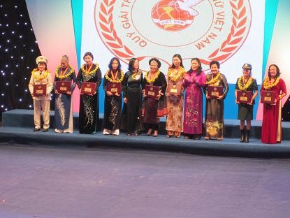 15 kolektif dan perseorangan memperoleh Penghargaan  Wanita Vietnam - 2013 - ảnh 1