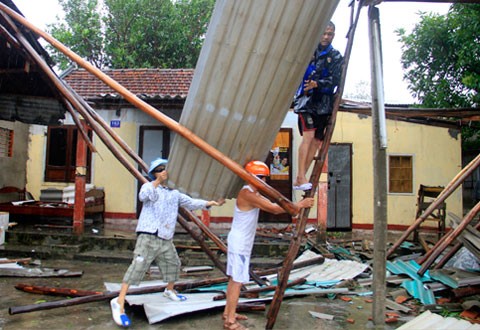 Seluruh Vietnam membantu daerah Vietnam Tengah mengatasi akibat tauphan Wutip - ảnh 1