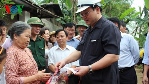 Terus mengatasi akibat banjir di Vietnam Tengah - ảnh 1