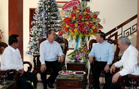 Ketua Pengurus Besar Front Tanah Air Vietnam, Nguyen Thien Nhan menyampaikan ucapan selamat kepada penganut Katolik di provinsi Binh Duong - ảnh 1