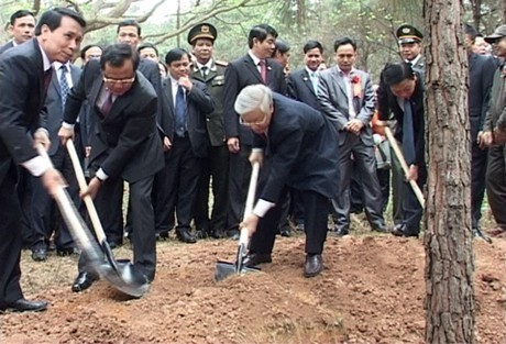 Sekjen KS PKV, Nguyen Phu Trong mencanangkan acara penghijauan sehubungan dengan Hari Raya Tet 2014 - ảnh 1