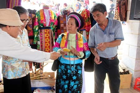 Ibu Thao Thi Chua: orang yang menjaga kebudayaan etnis minoritas Mong - ảnh 1