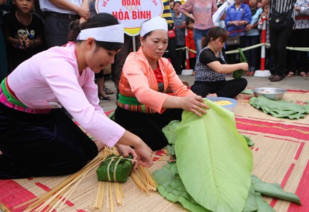 Lomba membungkus Kue Chung, menumbuk Kue Day untuk dipersembahkan kepada para Raja Hung - ảnh 1