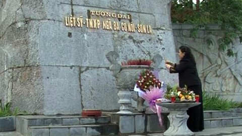 Wakil Ketua MN Vietnam, Tong Thi Phong membakar hio di Monumen peringatan para pemuda pembidas yang gugur di provinsi Son La - ảnh 1