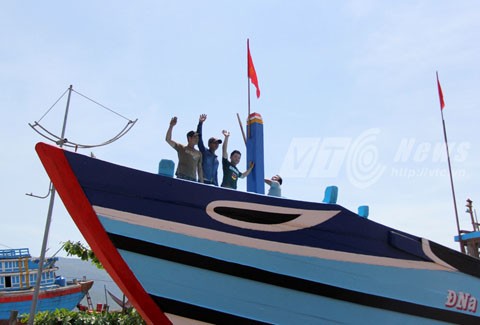 Pasukan Polisi laut dan pasukan patroli perikanan Vietnam bahu membahu dengan kaum nelayan menuju ke lepas pantai, merapati laut - ảnh 1