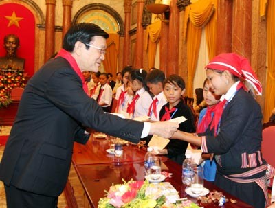 Presiden Vietnam, Truong Tan Sang menerima anak-anak yang menjumpai kesulitan - ảnh 1