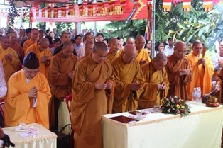 Memanjatkan doa perdamaian bagi Laut Timur di kota Mong Cai, provinsi Quang Ninh - ảnh 1