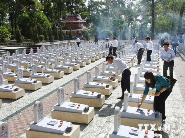 Menyalakan lilin untuk mengucapkan terima kasih kepada para pahlawan yang gugur - ảnh 1