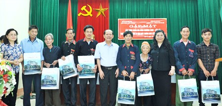 Wakil Ketua MN Vietnam, Tong Thi Phong mengunjungi keluarga-keluarga yang mendapat kebijakan prioritas di kabupaten Ba Vi, Hanoi - ảnh 1