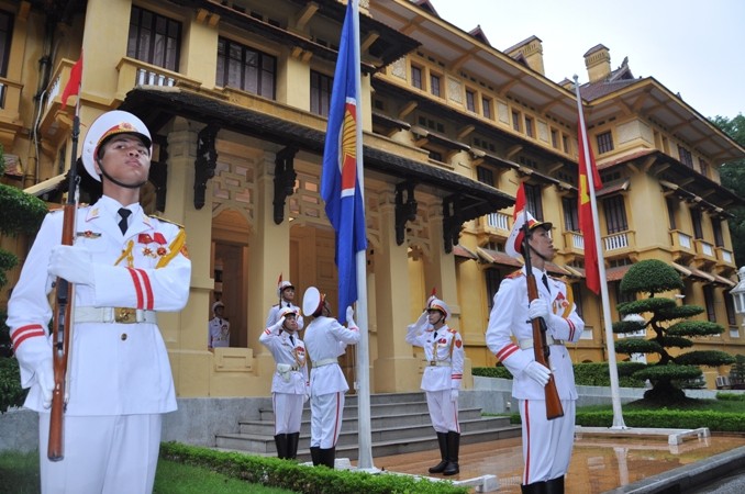 Upacara pengibaran bendera ASEAN dan bendera nasional Vietnam di Malaysia - ảnh 1