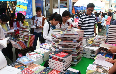 Pesta buku “Hanoi – kota demi perdamaian” - ảnh 1