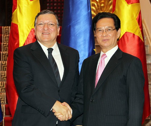 PM Vietnam Nguyen Tan Dung melakukan pembicaraan dengan Ketua Komisi Eropa, Jose Manuel Durao Barroso - ảnh 1