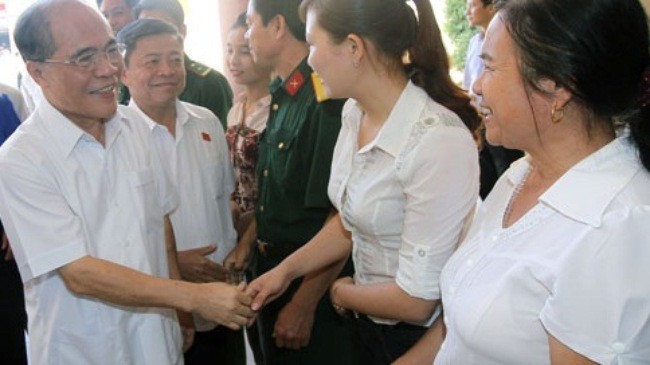 Ketua MN Vietnam, Nguyen Sinh Hung melakukan kontak dengan para pemilih kabupaten Cam Xuyen, provinsi Ha Tinh - ảnh 1