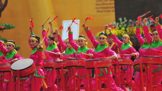 Kota Hanoi dengan meriah memperingati ultah ke-60 Hari Pembebasan Ibukota (10 Oktober) - ảnh 1