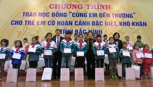 Memberikan beasiswa “Bersama dengan aku pergi ke sekolah” di provinsi Bac Ninh - ảnh 1