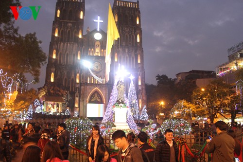 Rakyat di seluruh Vietnam dan dunia menyambut Hari Natal 2014 - ảnh 1