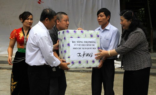  Wakil Ketua MN Vietnam, Tong Thi Phong melakukan kunjungan kerja di provinsi Lai Chau - ảnh 1