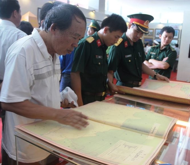 Pameran dokumen sejarah yang bernilai tentang kepulauan Hoang San dan Truong Sa wilayah Vietnam di provinsi Quang Tri - ảnh 1