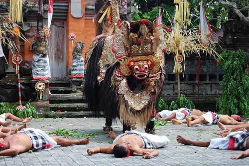 Memperkenalkan berbagai tari dari 4 negara ASEAN: Laos, Thailand, Kamboja dan Indonesia - ảnh 5