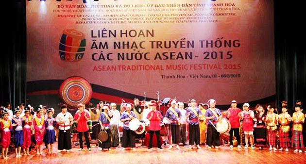 Acara penutupan Festival Musik tradisional negara-negara ASEAN tahun 2015 - ảnh 1