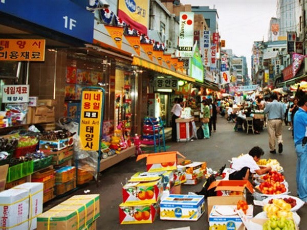 Aktivitas sehari-hari warga Seoul tetap berlangsung secara normal tanpa memperdulikan ketegangan di perbatasan  - ảnh 1