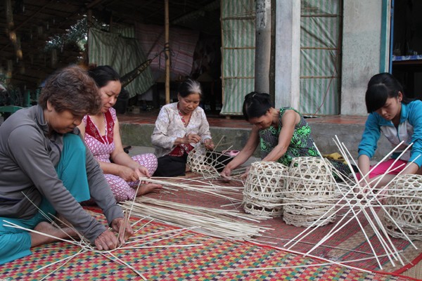 Memperkenalkan tentang bantuan lapangan kerja untuk kaum miskin di Vietnam - ảnh 1