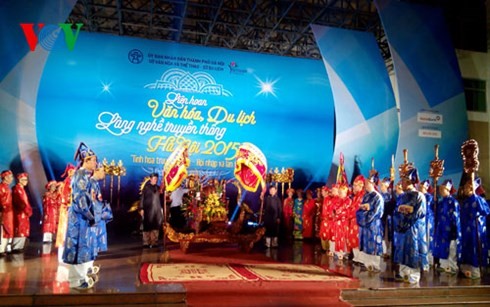 Festival kebudayaan dan pariwisata desa kerajinan tradisional kota Hanoi tahun 2015 - ảnh 1