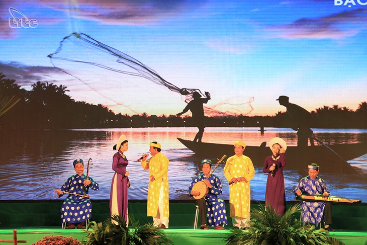 Acara pembukaan Pekan Kebudayaan-Pariwisata Daerah Dataran Rendah Sungai Mekong di kota Hanoi tahun 2015 - ảnh 1