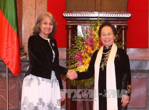  Wapres Vietnam, Nguyen Thi Doan melakukan pembicaraan dengan Wapres Bulgaria, Margarita Popova - ảnh 1