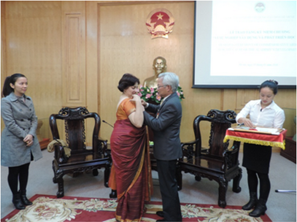 Memberikan Lencana peringatan “Demi usaha pembangunan dan pengembangan Akademi Politik Nasional Ho Chi Minh” kepada Duta Besar India di Vietnam - ảnh 1