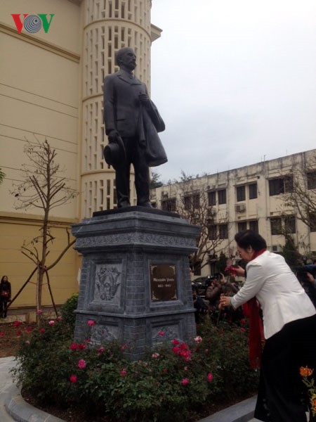 Acara peresmian Patung Dokter Alexandre Yersin di Institut Kedokteran Hanoi - ảnh 1