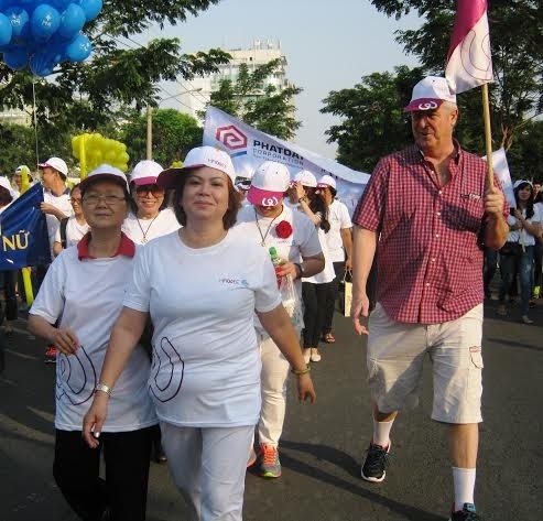 6.000 orang ikut berjalan kaki demi perkembangan kaum wanita - ảnh 1