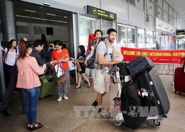 Kebijakan bebas visa untuk wisatawan asal negara-negara Eropa Barat akan diperpanjang - ảnh 1