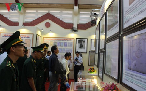 Pameran peta dan dokumen “Hoang Sa, Truong Sa wilayah Vietnam – Bukti-bukti sejarah dan dasar hukum” di provinsi Tien Giang - ảnh 1