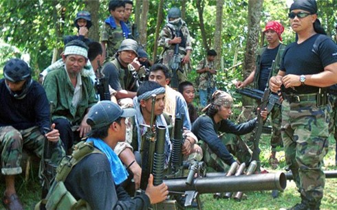 Kelompok teroris Abu Sayyaf mengancam akan memenggal kepala seorang sandera lain - ảnh 1