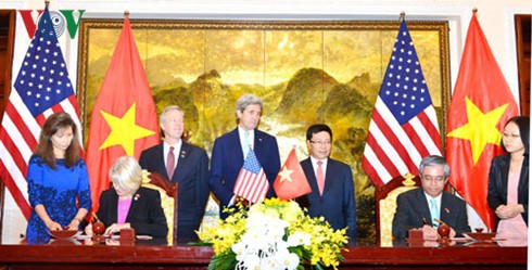 Menlu Vietnam, Pham Binh Minh melakukan pembicaraan dengan Menlu AS, John Kerry - ảnh 1