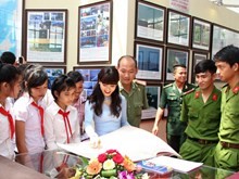 Pameran foto “Laut dan pulau yang tercinta Tanah Air” di Geopark Dong Van - ảnh 1