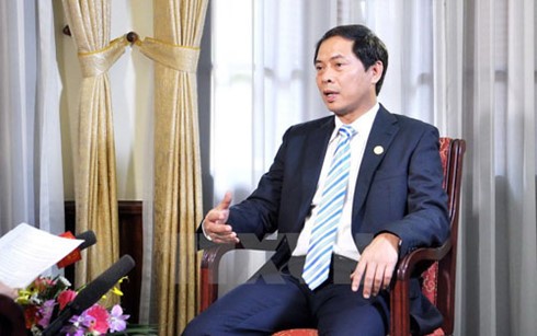 Deputi Menlu Vietnam, Bui Thanh Son menjawab interviu tentang kunjungan PM Nguyen Xuan Phuc di Jepang dan kehadiran-nya di KTT G-7 yang diperluas - ảnh 1