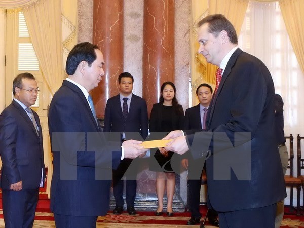 Presiden Tran Dai Quang menerima para Dubes di Vietnam yang menyerahkan surat mandat - ảnh 1