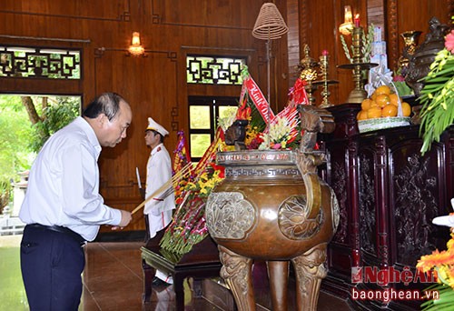 PM Nguyen Xuan Phuc membakar hio untuk mengenangkan Presiden Ho Chi Minh - ảnh 1