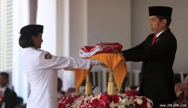 Indonesia mengarak bendera nasional asli pada peringatan Hari Kemerdekaan - ảnh 1