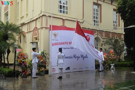 Upacara bendera memperingati ultah ke-71 Hari Kemerdekaan Republik Indonesia - ảnh 1