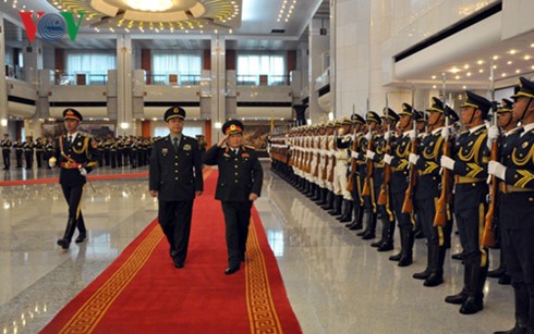 Delegasi militer tingkat tinggi Vietnam melakukan kunjungan persahabatan resmi di Tiongkok - ảnh 1