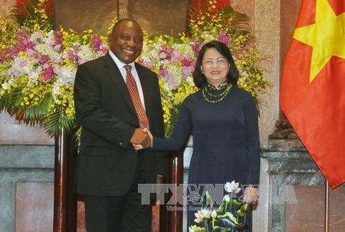 Wapres Vietnam, Dang Thi Ngoc Thinh mengadakan pembicaraan dengan Wapres Republik Afrika Selatan, Cyril Ramaphosa - ảnh 1