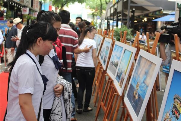 Acara pembukaan Pameran foto pers: “Kepulauan-tempat yang kami datangi” - ảnh 1