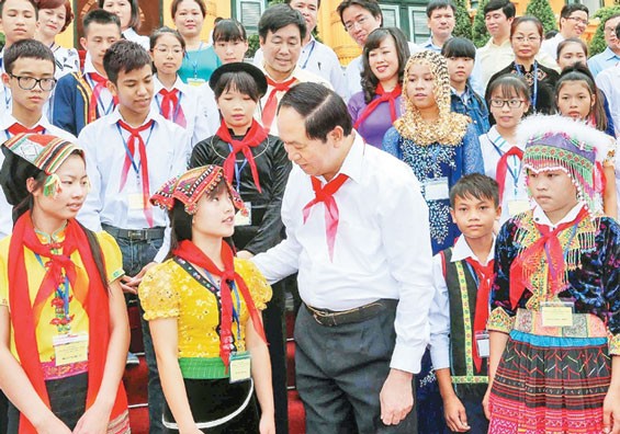 Presiden Tran Dai Quang melakukan pertemuan dengan para pejalar dan mahasiswa etnis minoritas yang tipikal tahun 2016 - ảnh 1