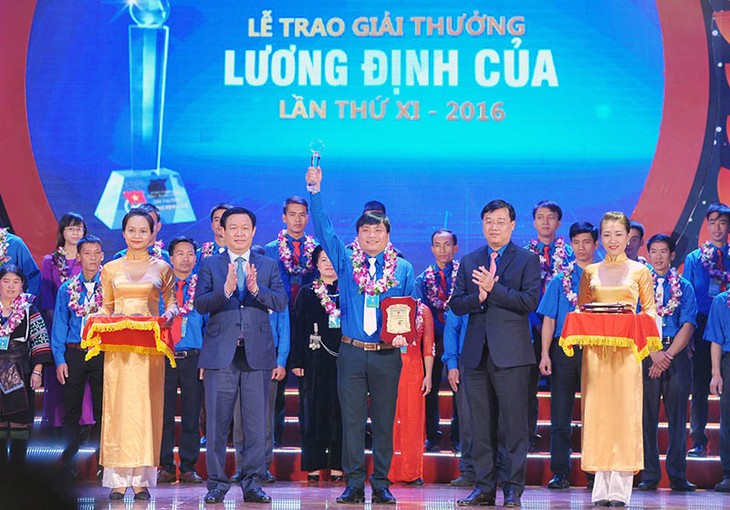 Acara penyampaian hadiah Luong Dinh Cua yang ke-11 tahun 2016 - ảnh 1