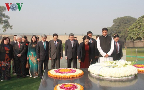 Ketua MN Vietnam, Nguyen Thi Kim Ngan meletakkan karangan bunga di Tugu Monumen Mahatma Gandhi Rajghat - ảnh 1