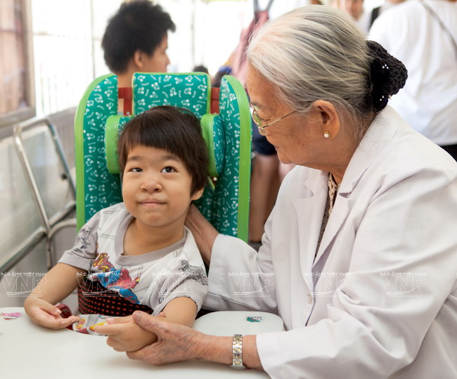 Hati manusiawi dari Dokter Rakyat Ta Thi Chung - ảnh 2