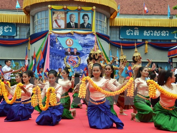 Festival kesenian menyambut hubungan dialog ASEAN-Tiongkok - ảnh 1